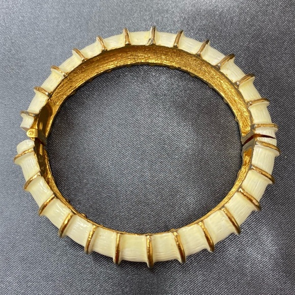 Kenneth Jay Lane Gold, town with cream enamel - Picture 2 of 6